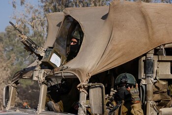 Dos soldados israelíes vigilan la frontera con Gaza desde un vehículo militar (REUTERS/Amir Cohen)