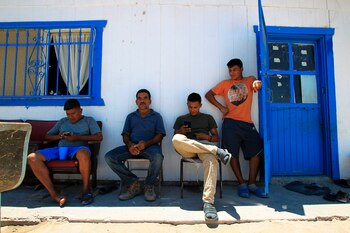 Migrantes centroamericanos esperando solicitar asilo