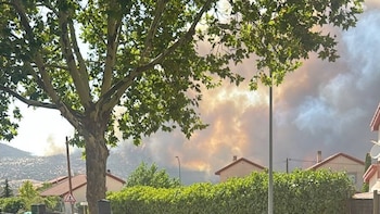Desalojan dos pueblos por un incendio forestal en Las Navas de San Antonio (Segovia), declarado en gravedad 2