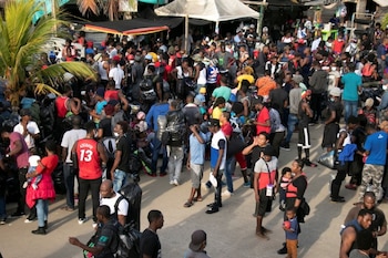 Imagen de archivo. Migrantes aguardan