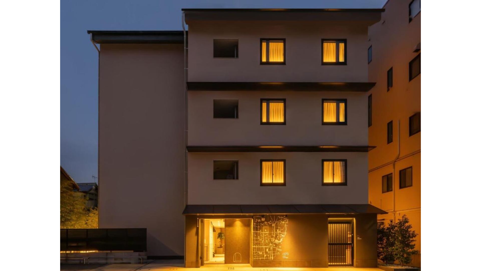 En el Hotel Anddoggy Kyoto Nijo, el diseño minimalista y la atmósfera pet-friendly permiten una experiencia relajada junto a gatos viajeros. (Booking)