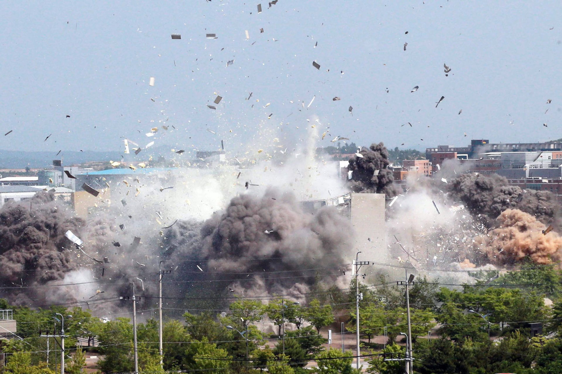 17/06/2020 dpatop - HANDOUT - 17 June 2020, North Korea, Kaesong: A photo provided by the North Korean news agency (KCNA) on 17 June 2020 shows
an explosion going off to demolish the inter-Korean industrial complex in the North Korean border city of Kaesong due to an explosion. Photo: -/kcna/dpa - ATTENTION: editorial use only and only if the credit mentioned above is referenced in full
POLITICA INTERNACIONAL
-/kcna/dpa