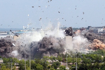 17/06/2020 dpatop - HANDOUT - 17 June 2020, North Korea, Kaesong: A photo provided by the North Korean news agency (KCNA) on 17 June 2020 shows
an explosion going off to demolish the inter-Korean industrial complex in the North Korean border city of Kaesong due to an explosion. Photo: -/kcna/dpa - ATTENTION: editorial use only and only if the credit mentioned above is referenced in full
POLITICA INTERNACIONAL
-/kcna/dpa