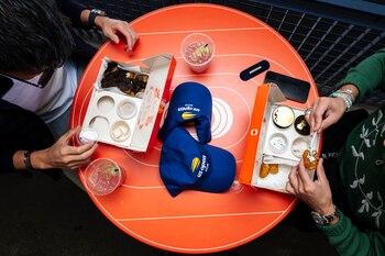 El ingenioso diseño de una caja de nuggets de pollo y caviar que se vende antes de la final masculina del Abierto de EE. UU. es una señal de que en 2025 llegarán envases más elaborados de comida para llevar. (Karsten Moran/The New York Times)