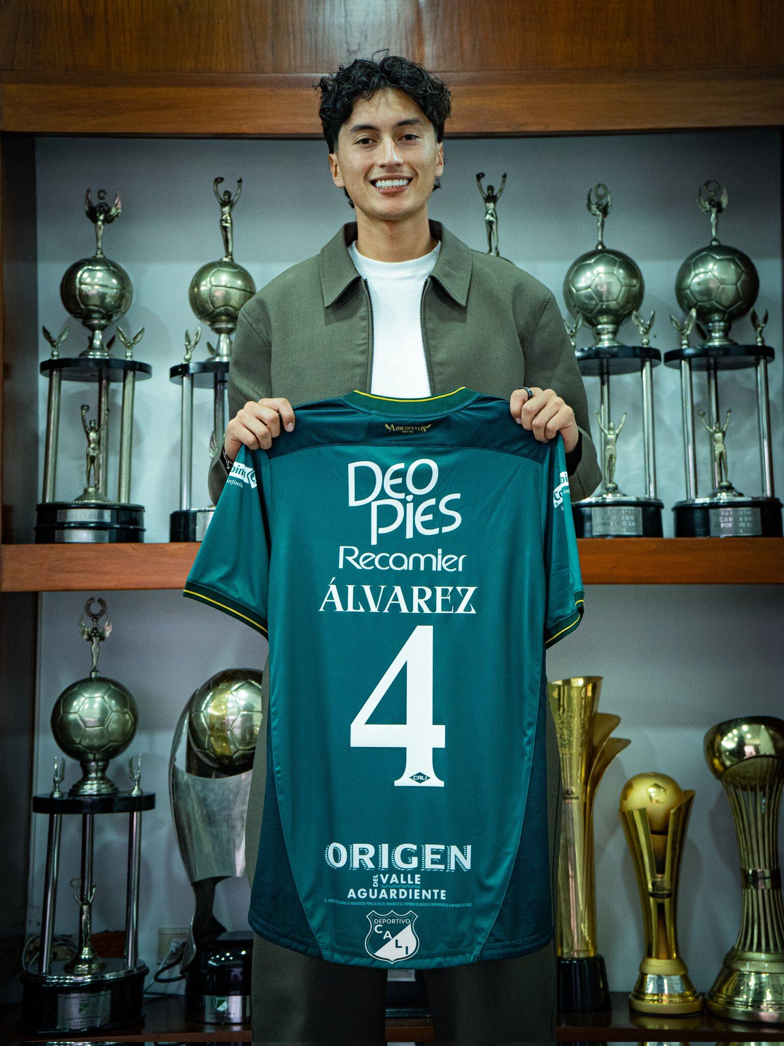 Fernando Álvarez ya posó con la camiseta del Deportivo Cali, su nuevo equipo para la temporada 2026 - crédito Deportivo Cali