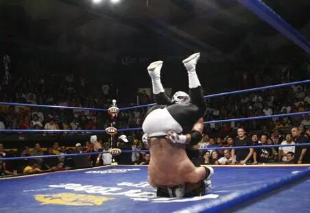 A pesar de estar prohibido, el martinete es utilizado en momentos de distracción del referee, especialmente en peleas con más de dos luchadores (Foto: Cortesía Lawagnermania