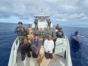Seis horas más tarde, en la misma área marítima, las autoridades ubicaron una segunda embarcación con características similares. A bordo se encontraban otros tres individuos —dos colombianos y un ecuatoriano— que trasladaban 3,255 toneladas del mismo estupefaciente.
