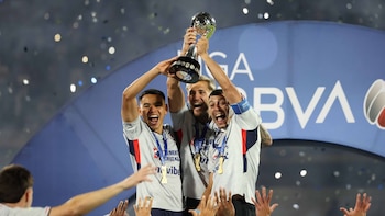 Aficionados del Cruz Azul llenan el Ángel de la Independencia tras ganar la final de la Liga MX