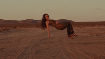 Rosalía levita en el desierto
