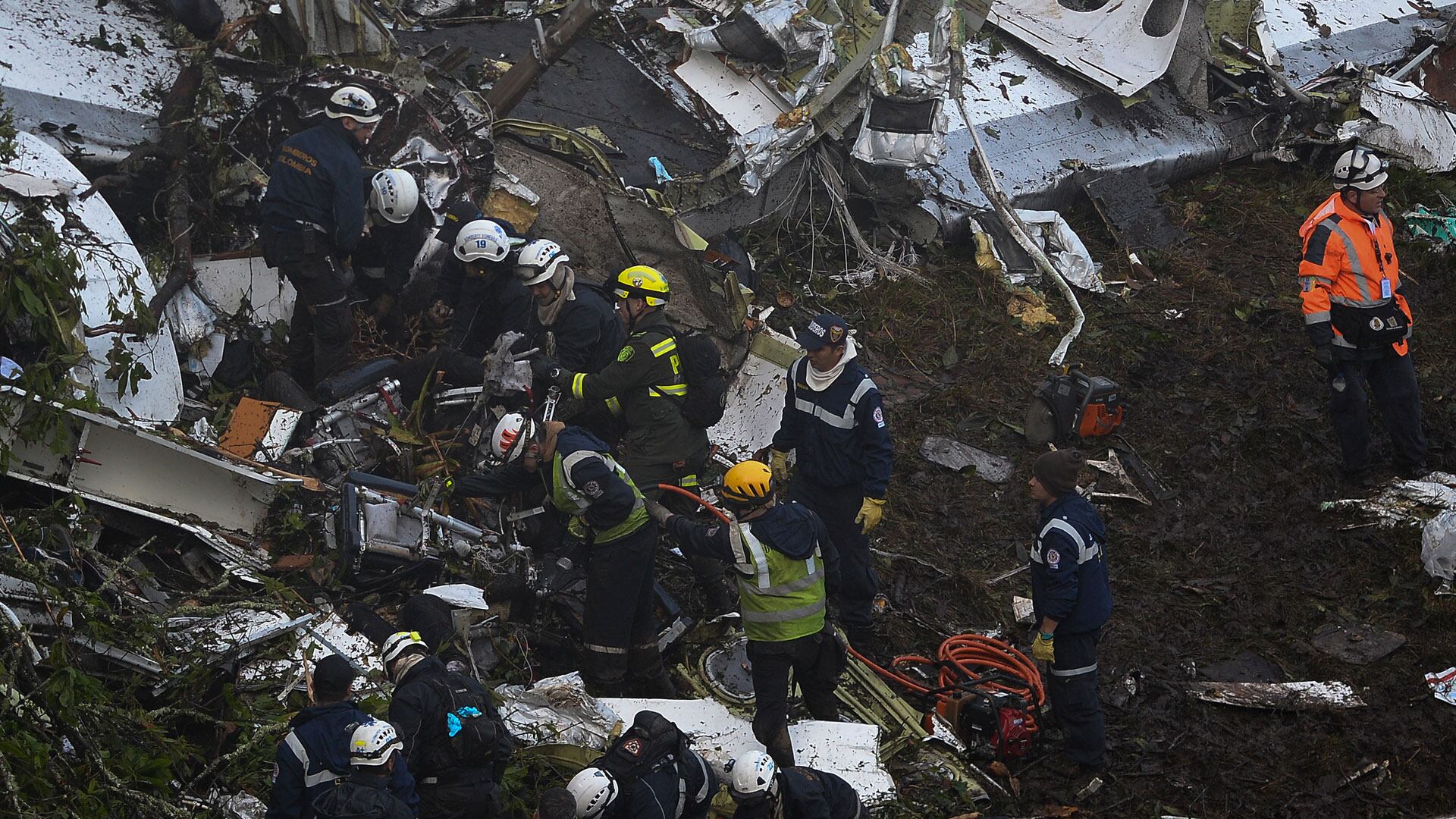 Solo seis personas de 77 consiguieron salir con vida del accidente aéreo del plantel de Chapecoense (AFP)