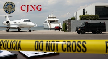 Un avión privado blanco y un yate de lujo en un muelle, una camioneta blindada negra frente a una mansión. Cinta policial amarilla en primer plano.