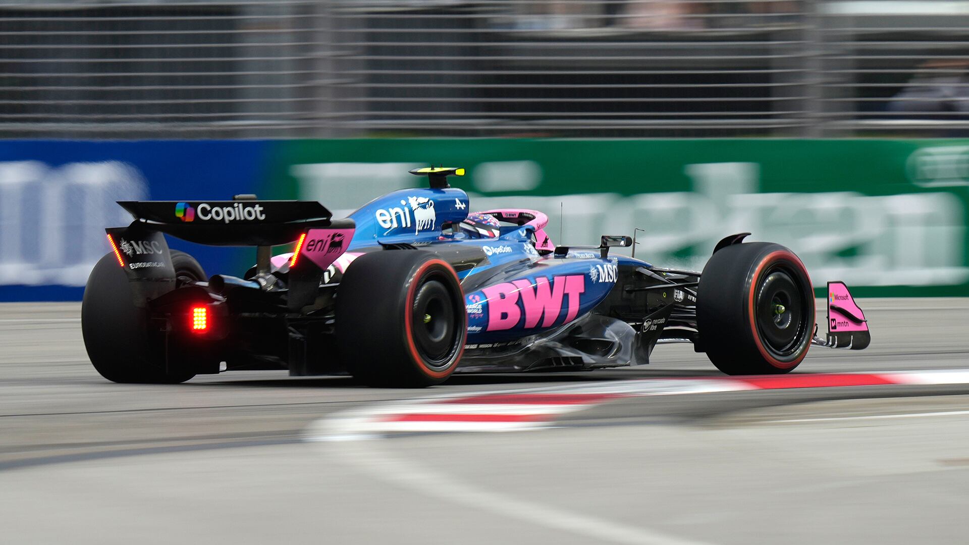El piloto argentino durante una vuelta en el circuito callejero de Marina Bay (AP Photo/Vincent Thian)