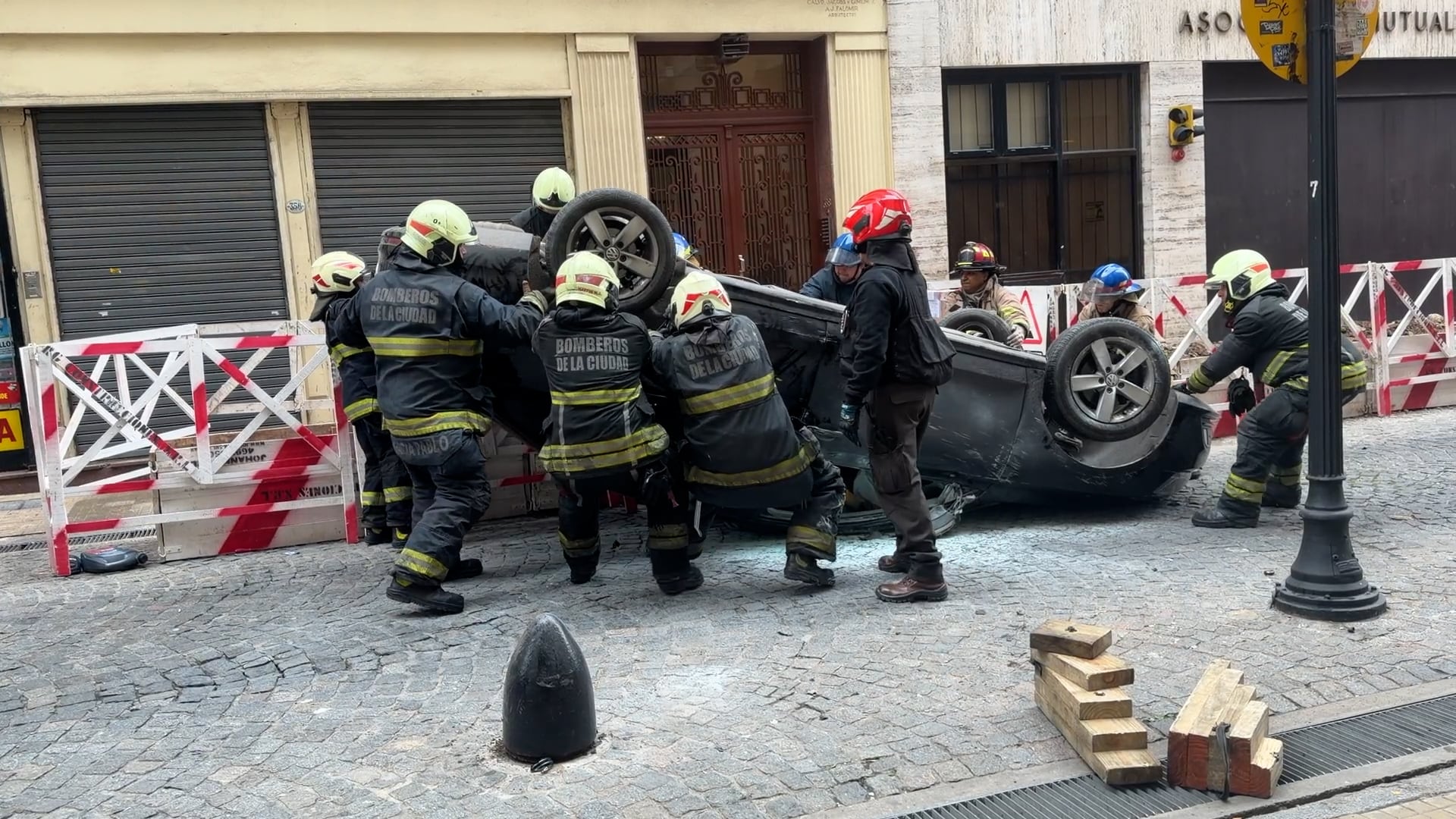 Bomberos de la Ciudad tratan de reponer el vehículo que terminó volcado, en Monserrat (Motocam Infobae)