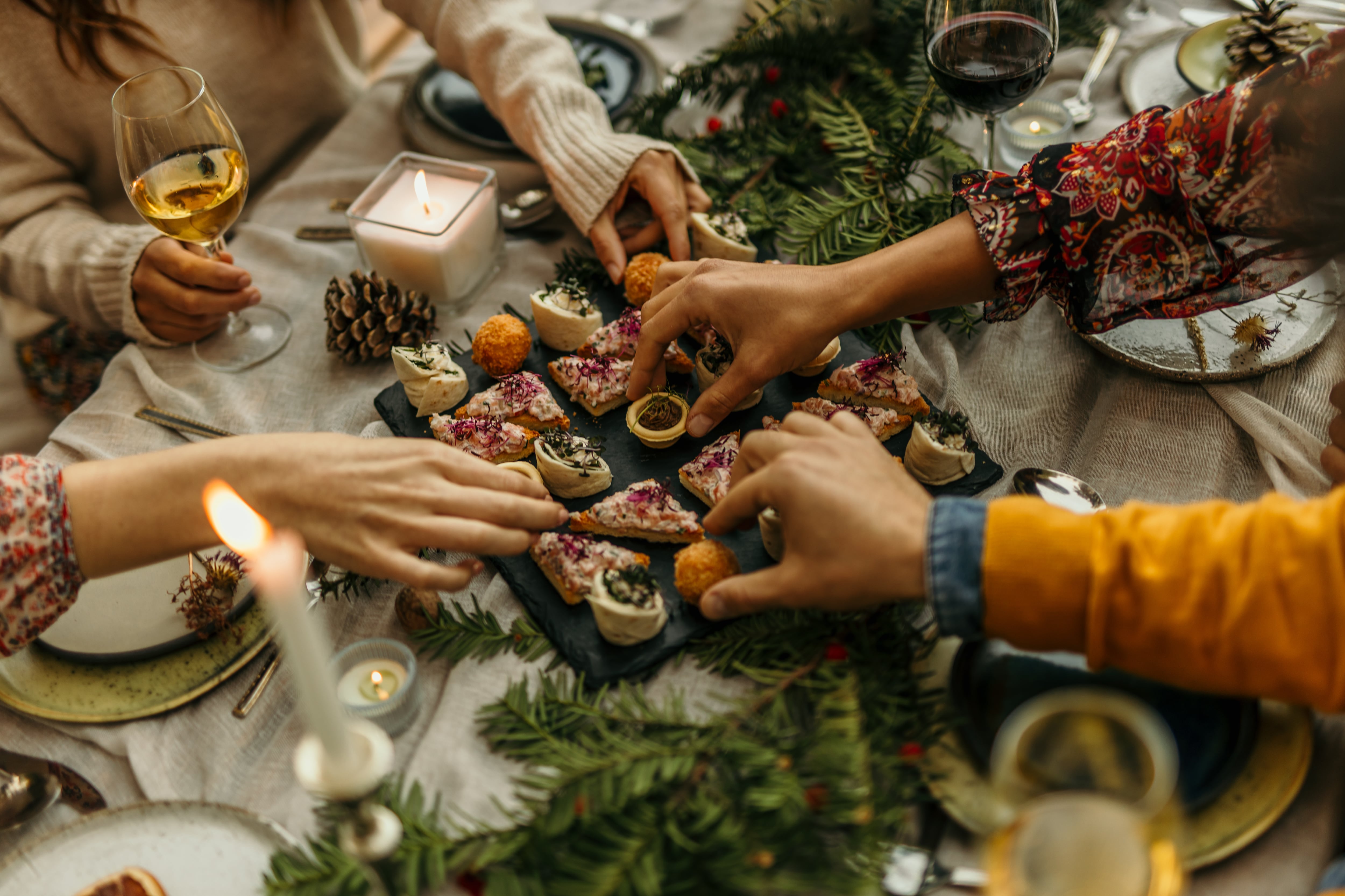 Entrantes en la mesa de una comida de Navidad (AdobeStock)