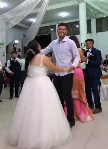 Carlos Zambrano sorprendió bailando huayno