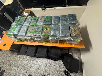 La DNCD arrestó a dos empleados del Aeropuerto Internacional de Las Américas por su presunta vinculación con el decomiso de 90 paquetes de cocaína.(Cortesía: Dirección Nacional de Control de Drogas)