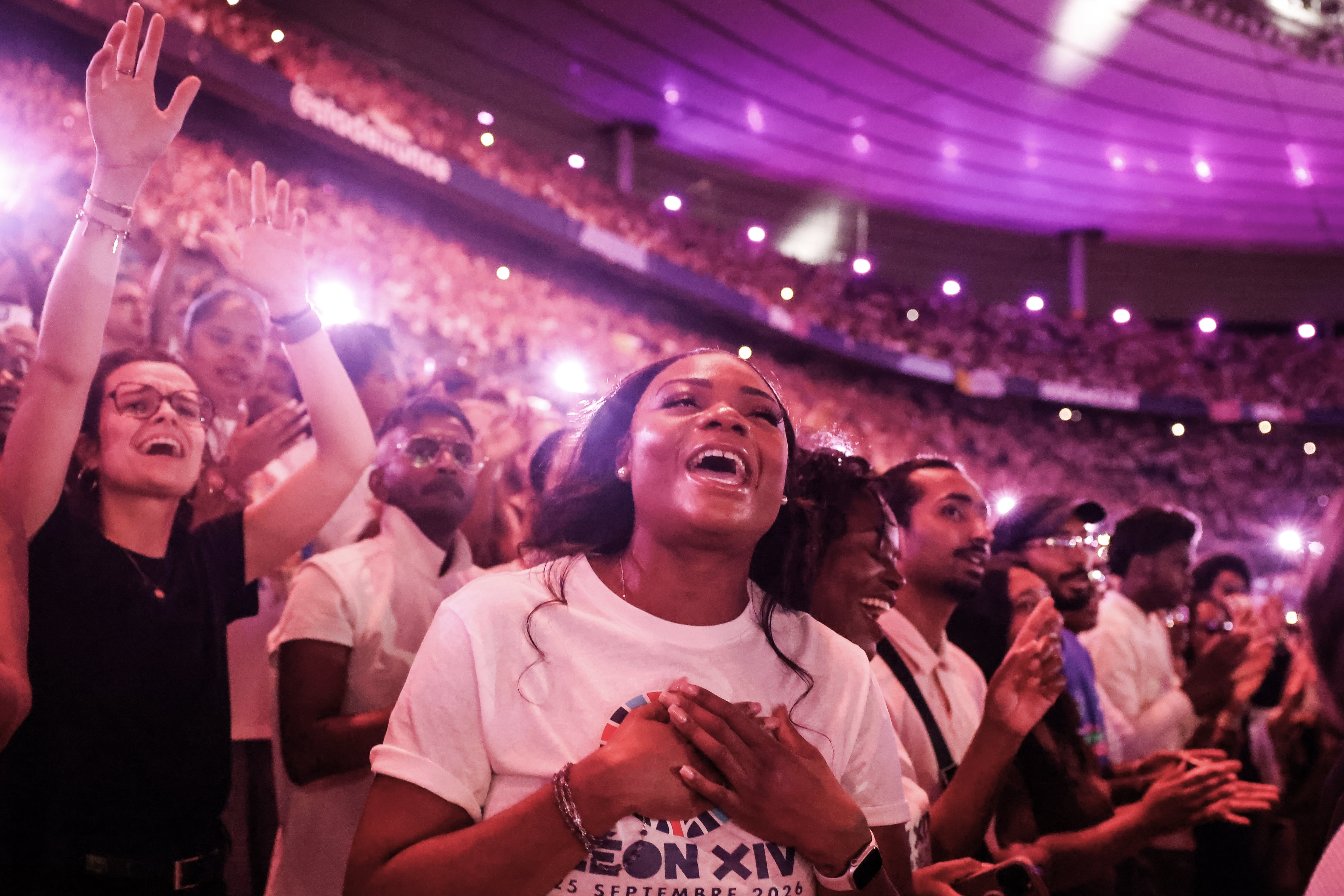 Fieles animan al Papa León XIV en el Estadio de Francia en Saint-Denis, cerca de París, durante una vigilia de oración con jóvenes, el viernes 25 de septiembre de 2026. (Foto AP/Thomas Padilla)