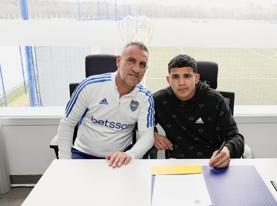 Leonel Flores firmando su primer contrato con Boca Juniors junto a Raúl Cascini, por ese entonces miembro del Consejo de Fútbol (Instagram @leo_flores.07)
