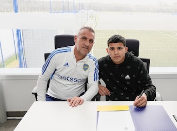 Leonel Flores firmando su primer contrato con Boca Juniors junto a Raúl Cascini, por ese entonces miembro del Consejo de Fútbol (Instagram @leo_flores.07)