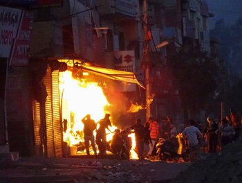 Incendian una tienda durante la