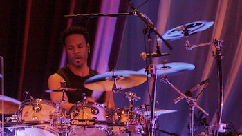 La delicada situación de John Paris: el baterista de Earth, Wind & Fire sigue en coma inducido tras emergencia cardíaca