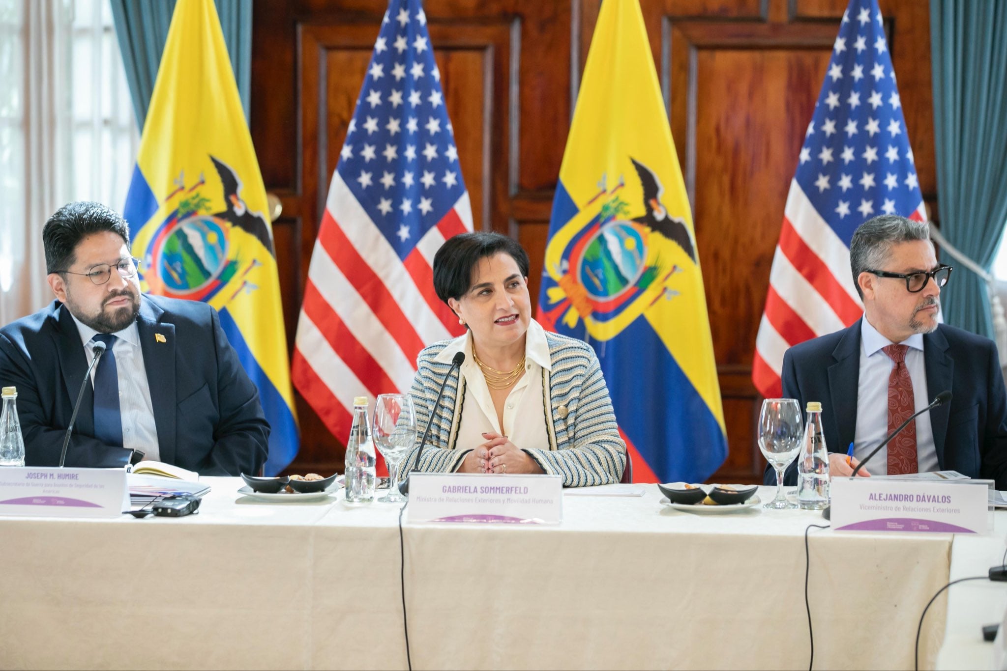 La canciller de Ecuador, Gabriela Sommerfeld, y las autoridades del Gabinete de Seguridad junto a Joseph Humire, subsecretario de Guerra de Estados Unidos para Asuntos de Seguridad de las Américas (Cancillería de Ecuador)