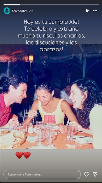 Captura de pantalla de historia de Instagram con texto y fotografía; tres personas, dos mujeres y un hombre, sentadas a una mesa con vasos y platos