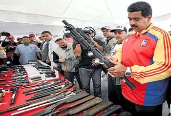 Maduro mirando las armas que el régimen compró en 2015