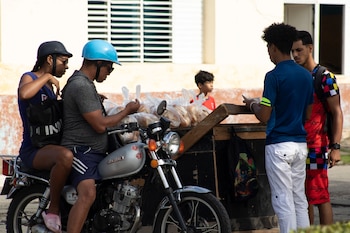 Un hombre compra pan en