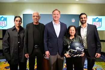 Vinod Khosla preside el grupo propietario de los Seahawks, con Neeru Khosla como propietaria controladora y Neal Khosla como vicepresidente. (AP Foto/Brynn Anderson)