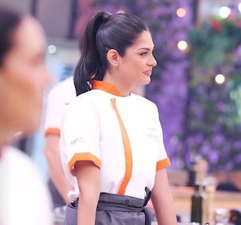 Sonriente y agradecida, la reina de belleza recibió los comentarios de los chefs durante el primer reto de la temporada (Cortesía: Shennis Palacios).