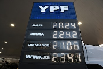 Cartel electrónico de precios de YPF mostrando tarifas de combustible: Super 202.4, Infinia 229.2, Diesel 500 210.6, e Infinia Diesel 239.8