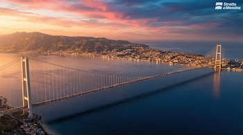 Recreación oficial del puente sobre el estrecho de Mesina, una estructura de un solo vano sostenida por dos torres de 399 metros (Stretto di Messina)