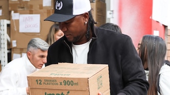 Santa Fe avanza con su recolección de ayudas tras el terremoto en Colombia: Hugo Rodallega y Eduardo Méndez dieron el ejemplo