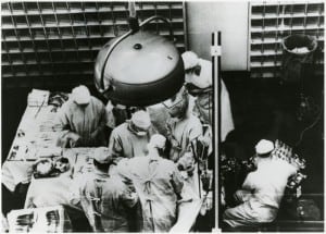 El trasplante de riñón tuvo éxito porque la compatibilidad genética entre gemelos idénticos evitó el rechazo inmunológico que había frustrado intentos anteriores (Créditos: Brigham and Women’s Hospital Archives)