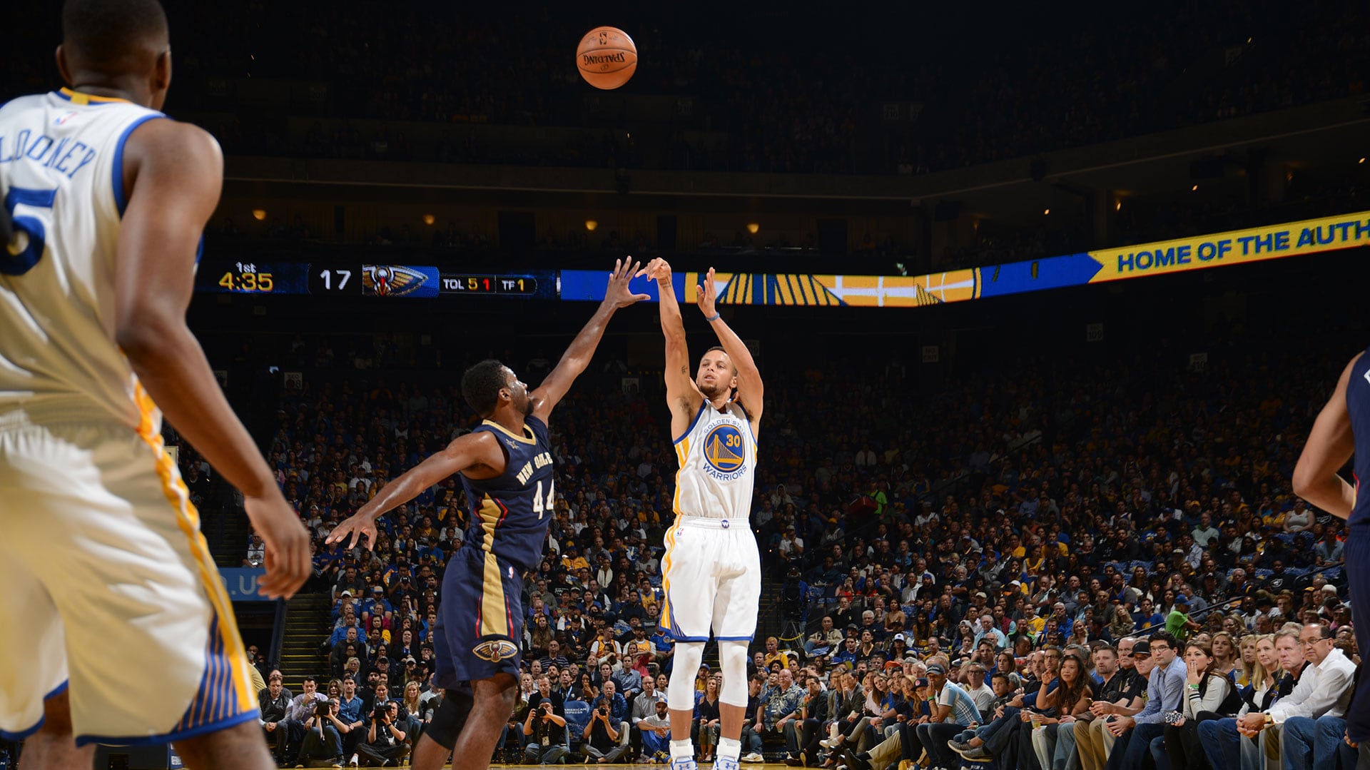 El básquet actual vive una revolución desde la llegada de Stephen Curry, quien transformó la estrategia de la NBA con el lanzamiento de tres puntos (AFP)