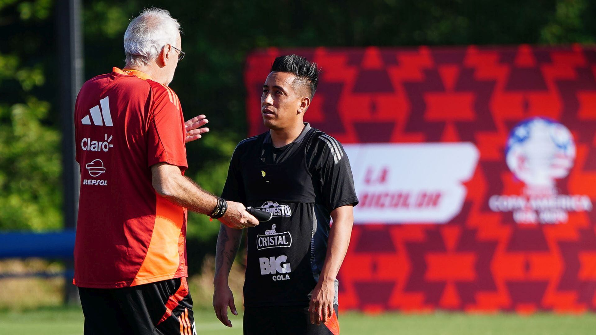 Cueva atendiendo las indicaciones de Fossati durante un entrenamiento de la Copa América 2024. - Crédito: Difusión