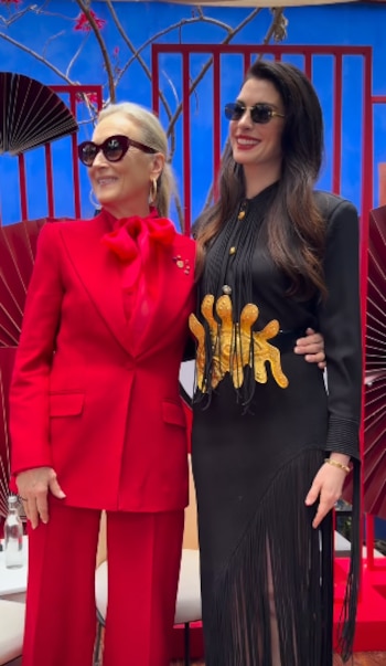 Anne Hathaway sorprende al público y la prensa al saludar en español durante su paso por la alfombra roja. - (Instagram: pabloahum)