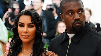 Kim Kardashian reveló que fue apuntada con un arma en África por culpa de Kanye West: “Se volvió paranoico y agitado”