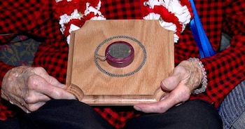 Dorothy Stewart recibió las placas de su hermano montadas sobre una pieza de madera en un encuentro con el Consejo Asesor de Veteranos (Captura de video)