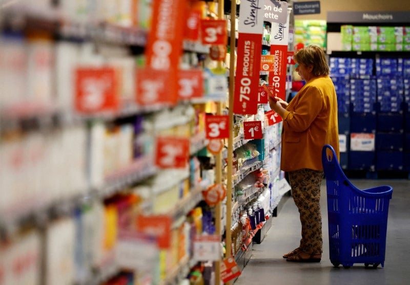 FOTO DE ARCHIVO: Una persona en un supermercado Carrefour en Montesson, cerca de París, Francia. REUTERS/Sarah Meyssonnier