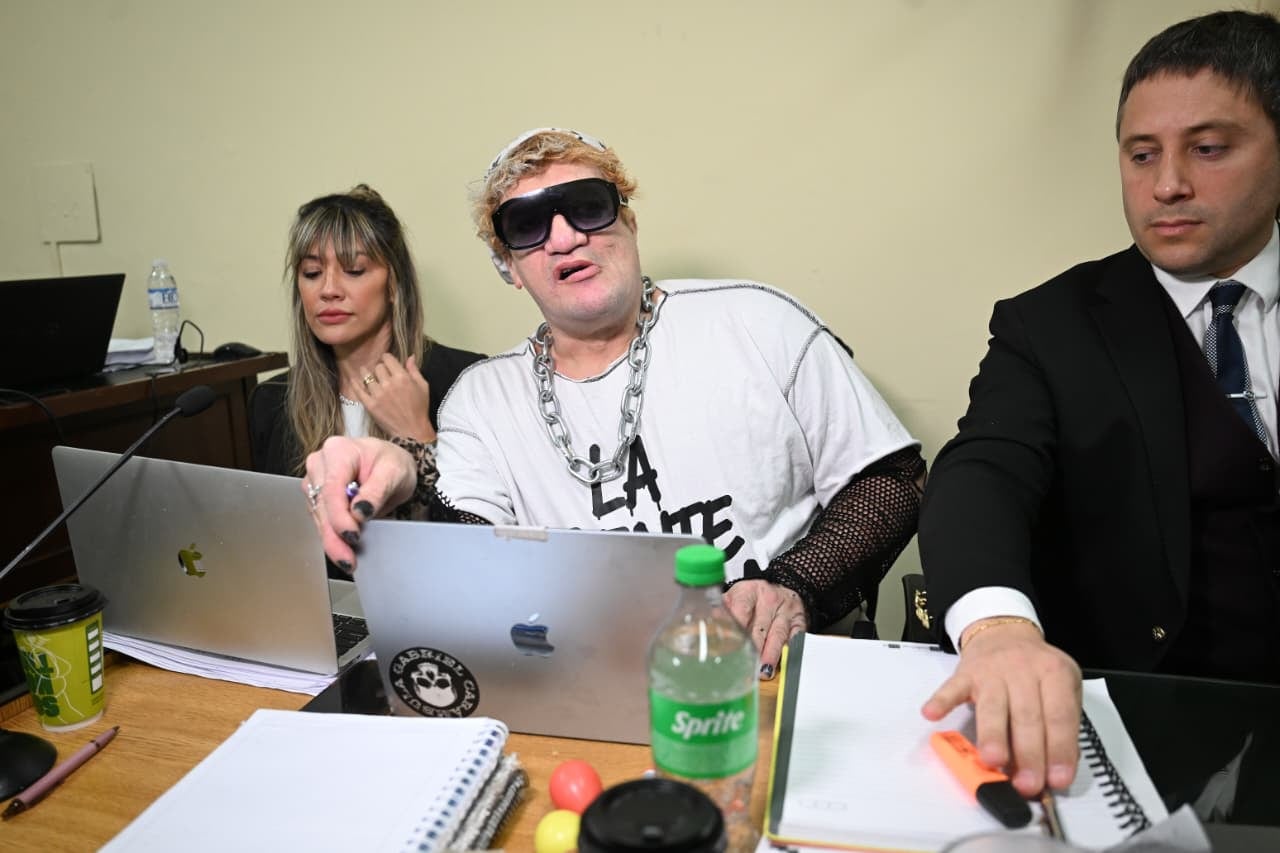 El músico junto a sus abogados Luciana Comerci y Sebastián Queijeiro cuando asistía al juicio de manera presencial (Maximiliano Luna)