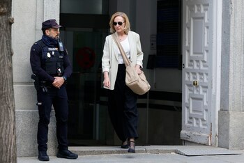 La secretaria del exministro José Luis Ábalos, Ana María Aranda Jaraices (d) saliendo del Tribunal Supremo (EFE/ Mariscal)