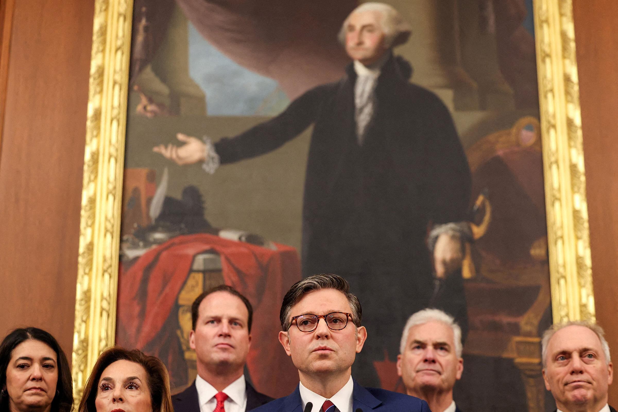El presidente de la Cámara de Representantes, Mike Johnson, junto con la presidenta de la Conferencia Republicana de la Cámara de Representantes, Lisa McClain; el representante y presidente del Comité de Estudios Republicanos, August Pfluger; el whip de la mayoría de la Cámara de Representantes, Tom Emmer; el líder de la mayoría de la Cámara de Representantes, Steve Scalise, y otros miembros del Comité de Estudios Republicanos durante una conferencia de prensa para discutir el actual cierre del Gobierno, en el Capitolio, el 28 de octubre (Kylie Cooper—Reuters)