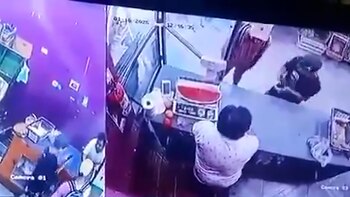 Un verdulero fue baleado por