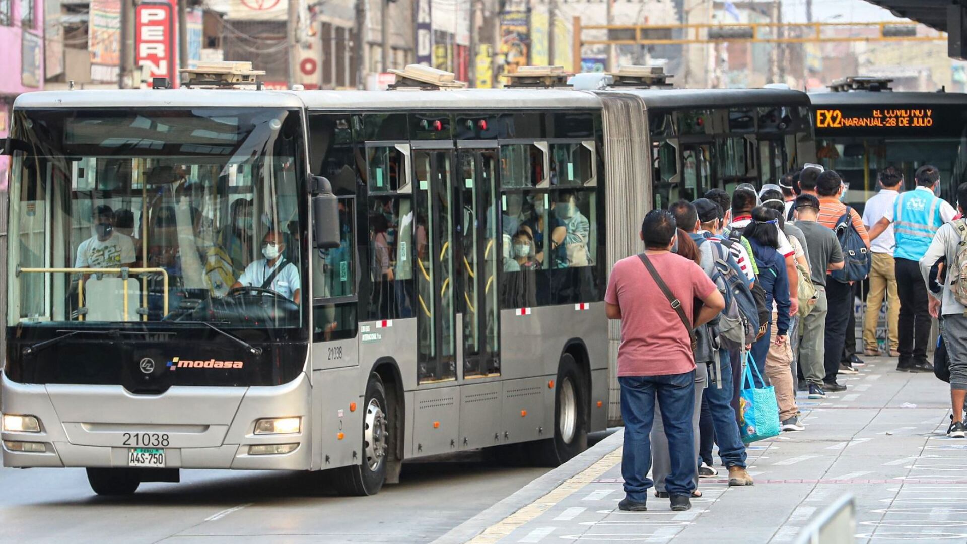 El incidente generó congestión vehicular dentro del corredor segregado, afectando la circulación normal de los buses.