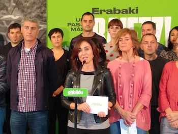 07/11/2019 La candidata de EH Bildu Idurre Bideguren con el cabeza de lista al Congreso por Bizkaia, Oskar Matute, en un acto en Sestao (Bizkaia)
POLITICA AUTONOMÍAS
EH BILDU