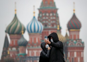 Turistas se hacen fotos en Moscú, en una imagen de archivo. EFE/EPA/YURI KOCHETKOV