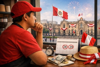 Hombre en gorra roja mira por la ventana la Plaza de Armas de Lima. En la mesa hay calendario con 28 y 29, reloj, dinero y bandera peruana.