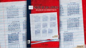 Portada roja de un libro con una hoja de cuaderno que contiene calendarios dibujados a mano y textos con el título y el nombre de la autora.